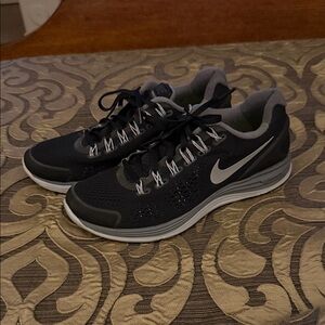 Nike Men's Black and Gray Athletic Shoes